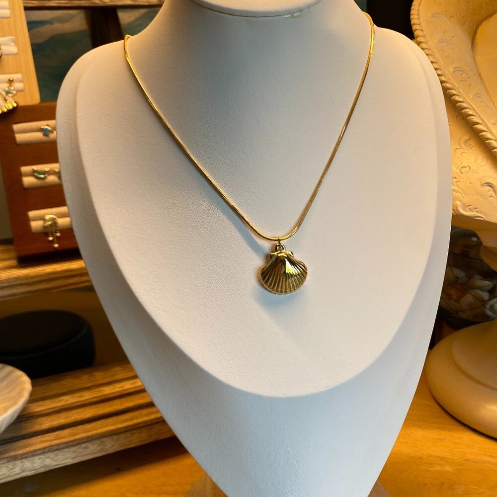 M75 925 SS Gold Tone Clam Shell Pendant Mermaid Style Necklace